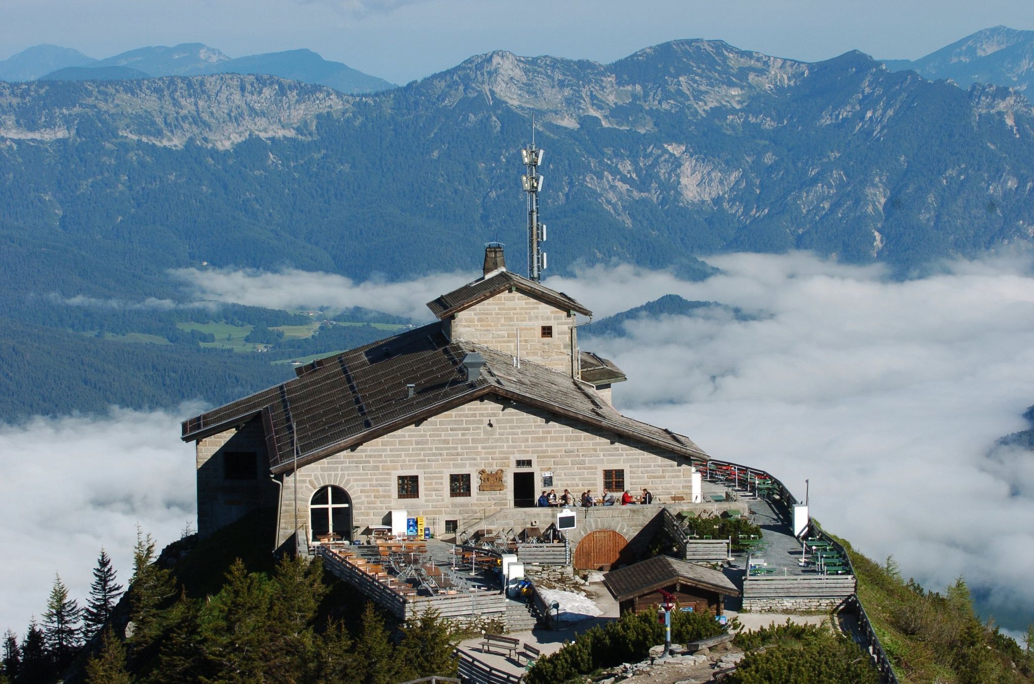 Incendio en antiguo refugio de montaña de Hitler